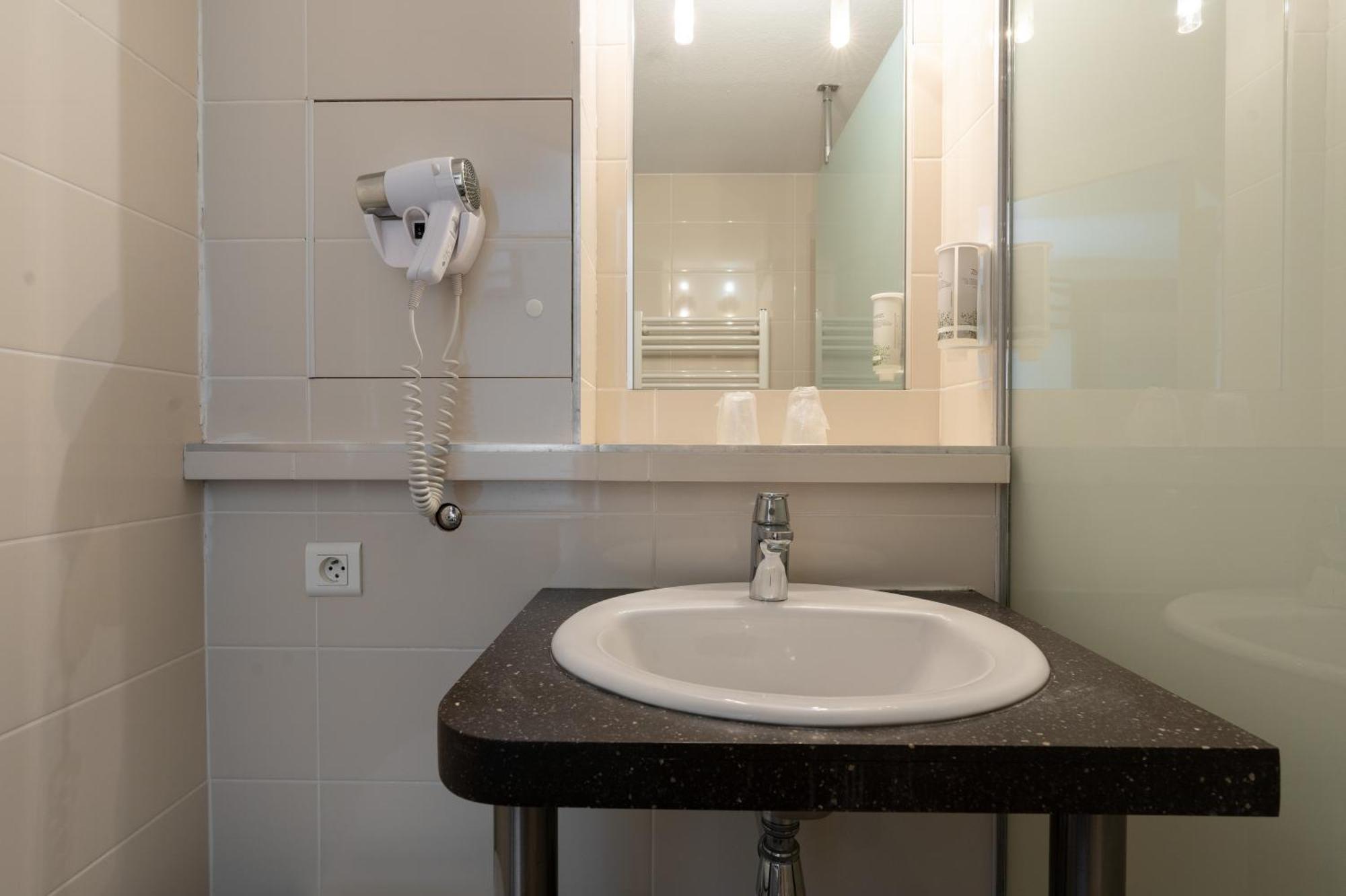 Brit Hotel Avignon Sud Le Calendal Экстерьер фото