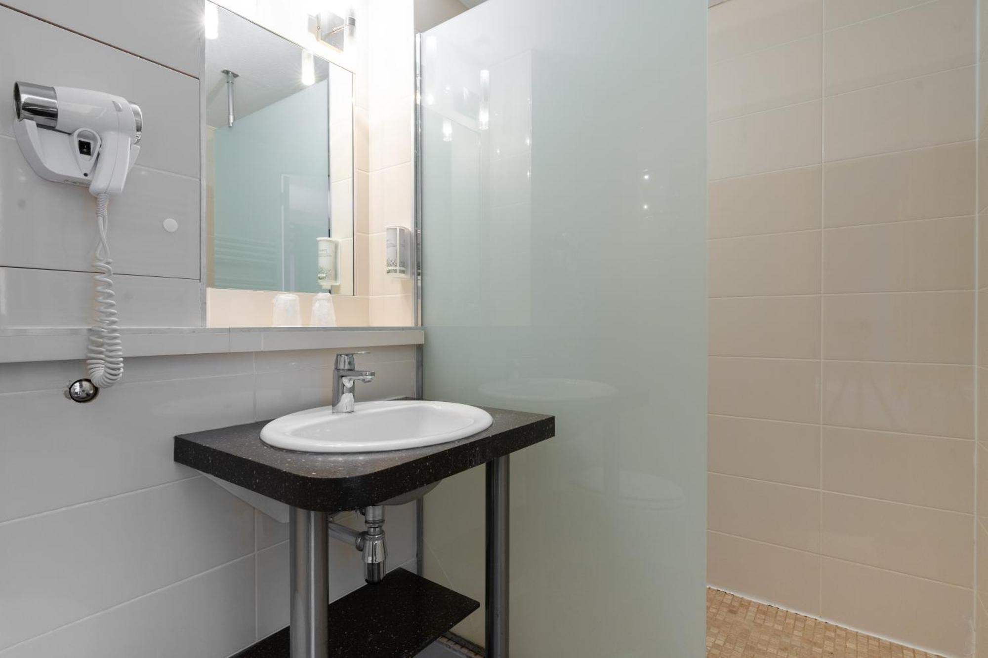 Brit Hotel Avignon Sud Le Calendal Экстерьер фото