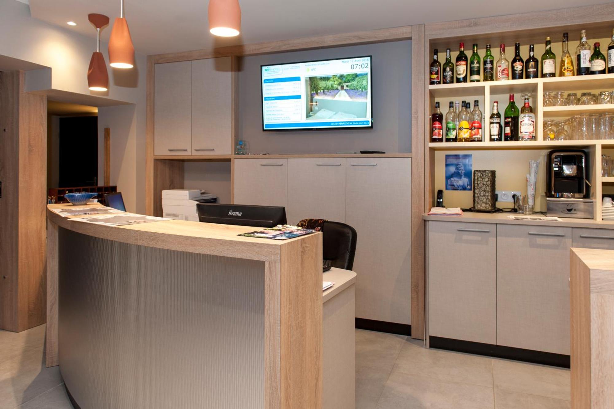 Brit Hotel Avignon Sud Le Calendal Экстерьер фото