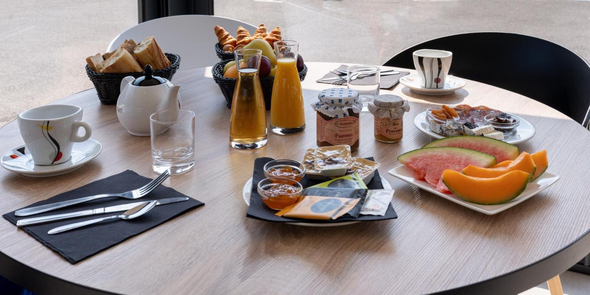 Brit Hotel Avignon Sud Le Calendal Экстерьер фото